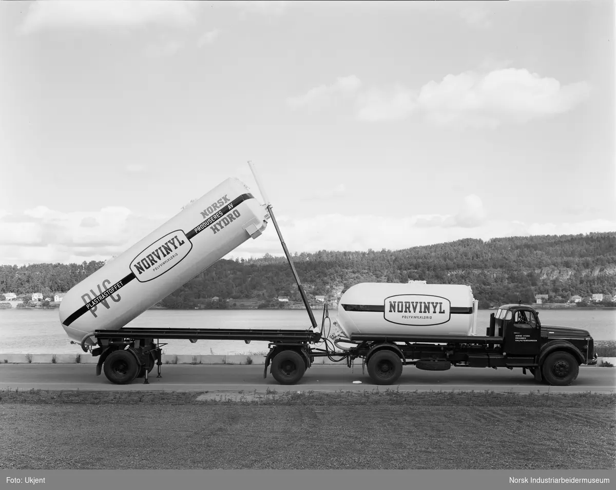 PVC-trailer med bakre tank opp.