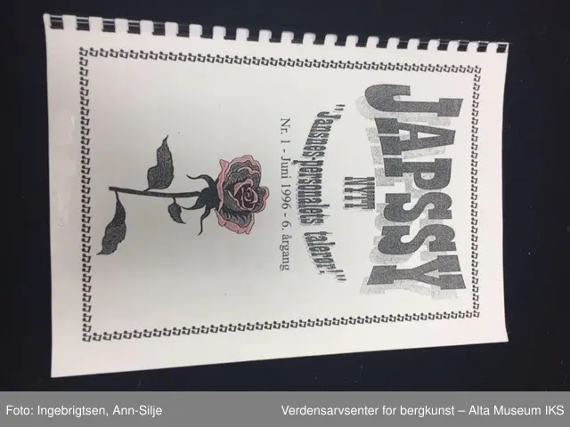 Rektangulære hefter, med forside i ulike farger. De har marger i ulike farger. Heftene består av ulike antall sider. Noen av heftene er det 2 samme utgaver av. Arkene er både maskinskrevet og håndskrevet. Heftene inneholder også bilder.