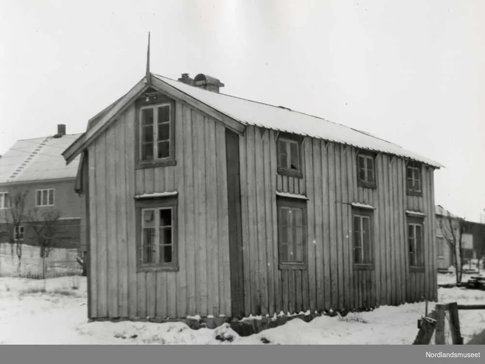 Børvågstua. Bygning med stående panel. Andøymuseet.