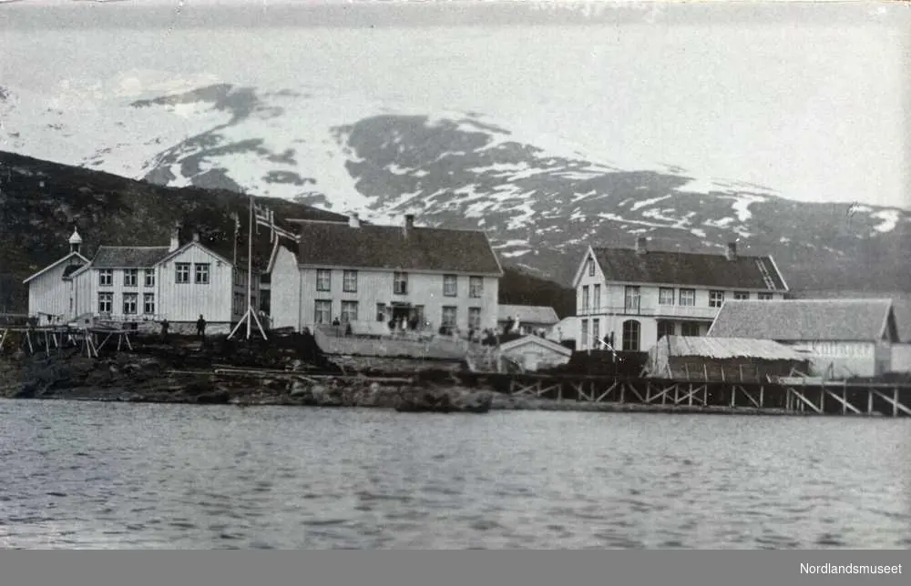 Sandtorg handelssted sett fra sjøen. Bakpå julehilsen til K. Zahl fra Gotaas og frue.