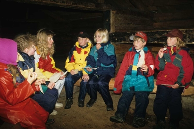 Skole-elever spiser eget selvlaget flatbrød på loftet Stornaustet på Kjerringøy Gamle Handelssted.