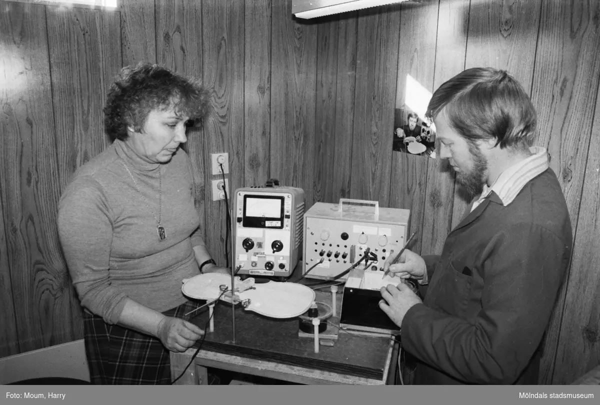 Fioltillverkare Carlo och Birgit Hansen, Lindome, år 1983.

För mer information om bilden se under tilläggsinformation.