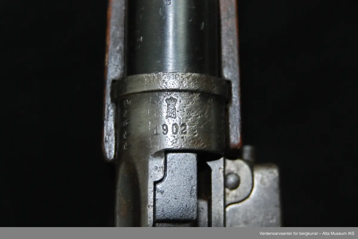 M-1894 Krag Jørgensen gevær.
Enden av løpet er avsaget.