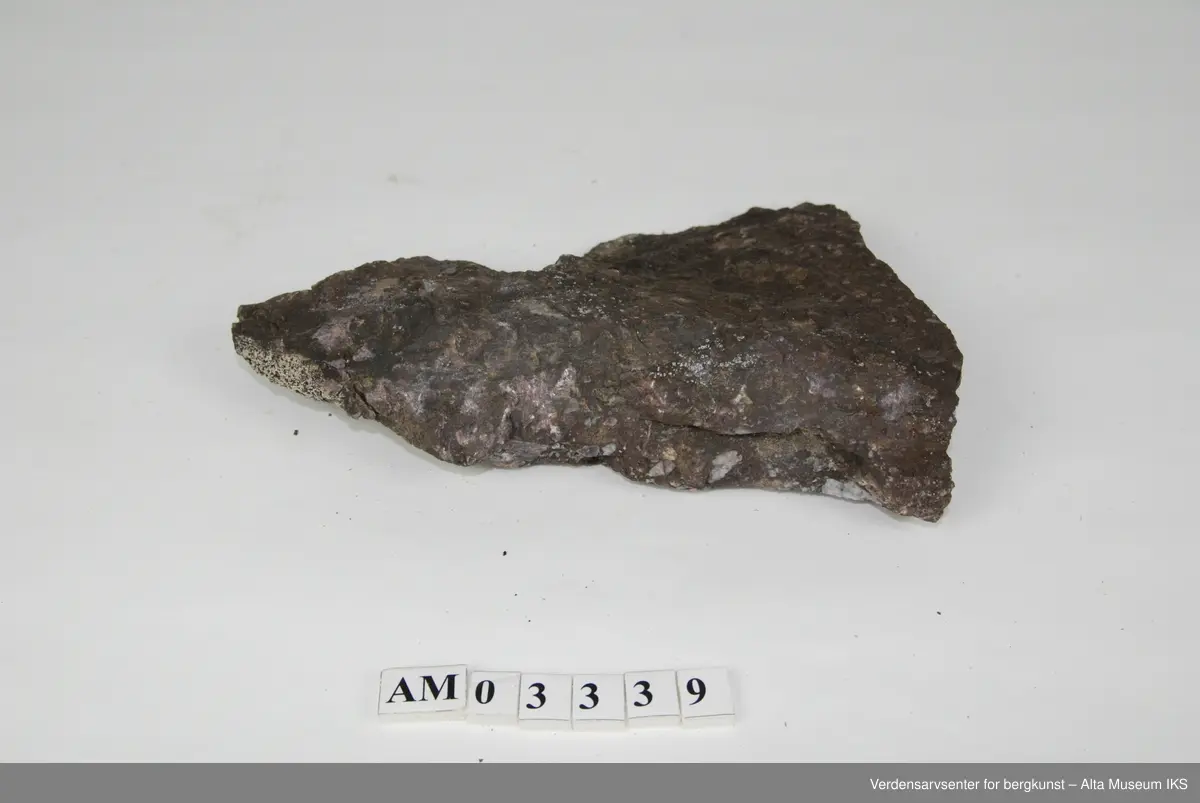 6 stk. Breksje med hvit og rød kvarts,  som fylte grotter etter at de hadde kollapset.

Del av samling v/feltkurs i geologi 1999, Alta.