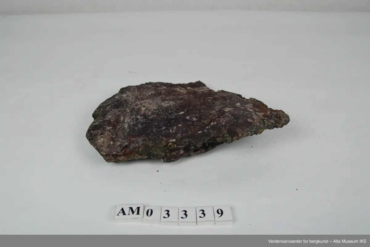 6 stk. Breksje med hvit og rød kvarts,  som fylte grotter etter at de hadde kollapset.

Del av samling v/feltkurs i geologi 1999, Alta.