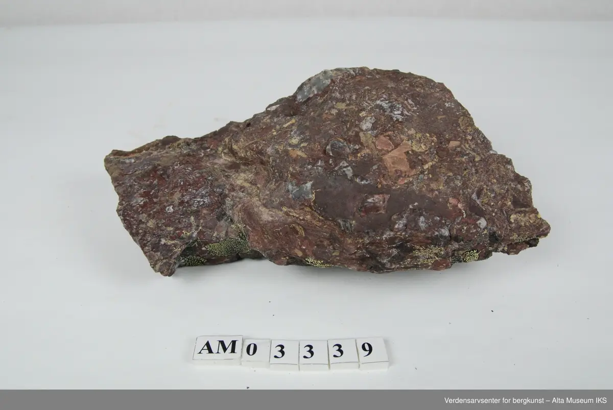 6 stk. Breksje med hvit og rød kvarts,  som fylte grotter etter at de hadde kollapset.

Del av samling v/feltkurs i geologi 1999, Alta.