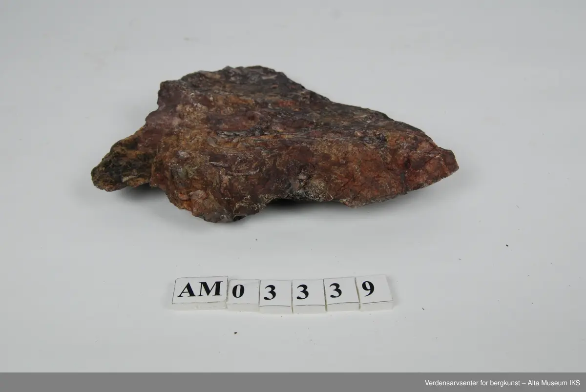6 stk. Breksje med hvit og rød kvarts,  som fylte grotter etter at de hadde kollapset.

Del av samling v/feltkurs i geologi 1999, Alta.