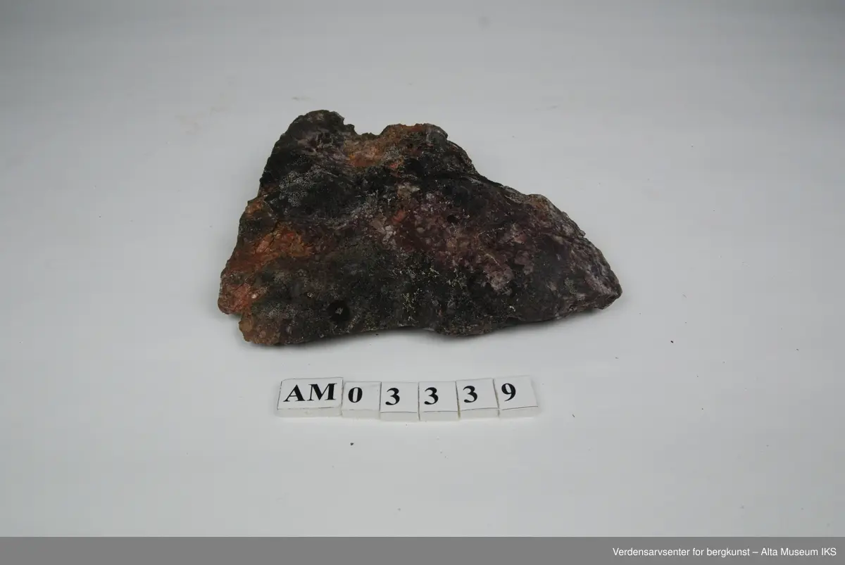 6 stk. Breksje med hvit og rød kvarts,  som fylte grotter etter at de hadde kollapset.

Del av samling v/feltkurs i geologi 1999, Alta.
