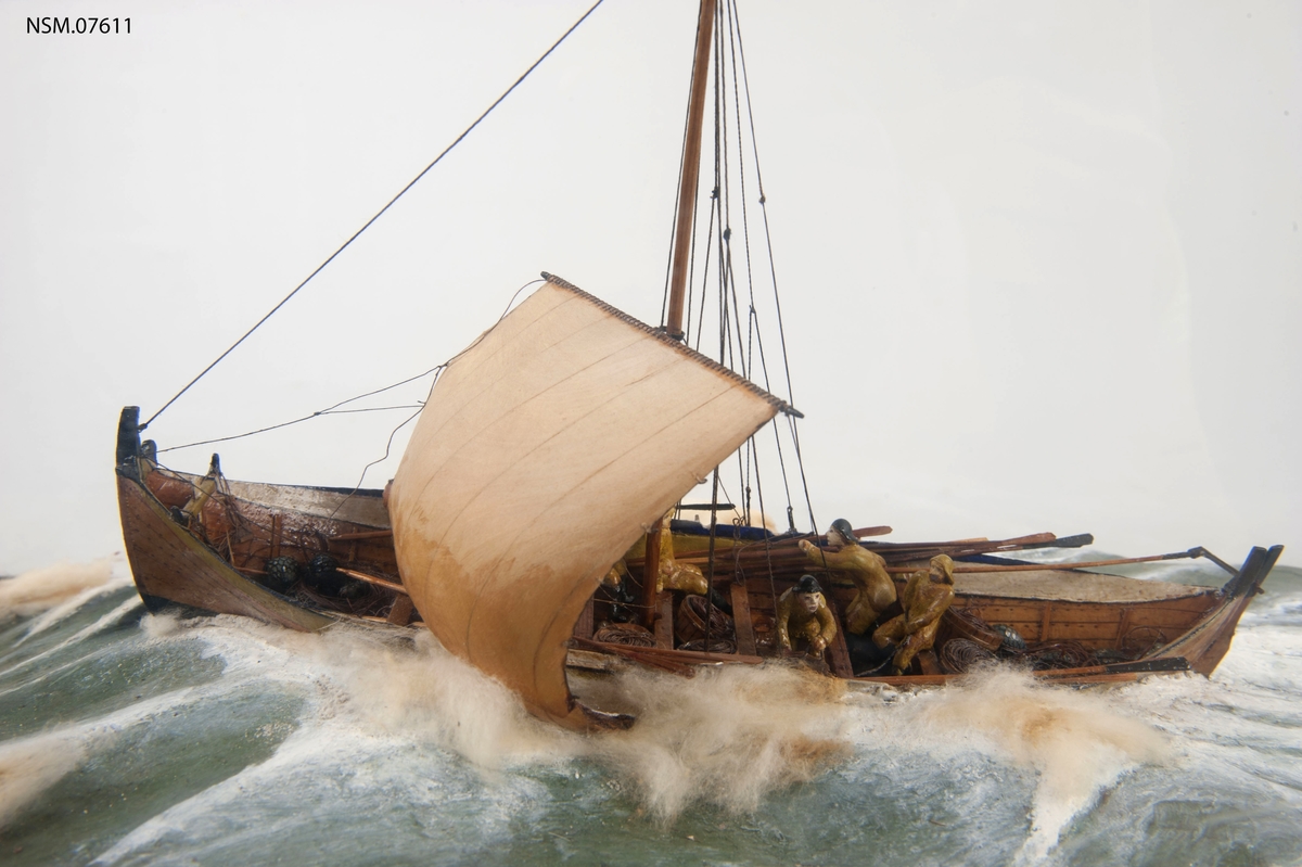 Skilderimodell av fiskebåt med 7 mann. I monter.