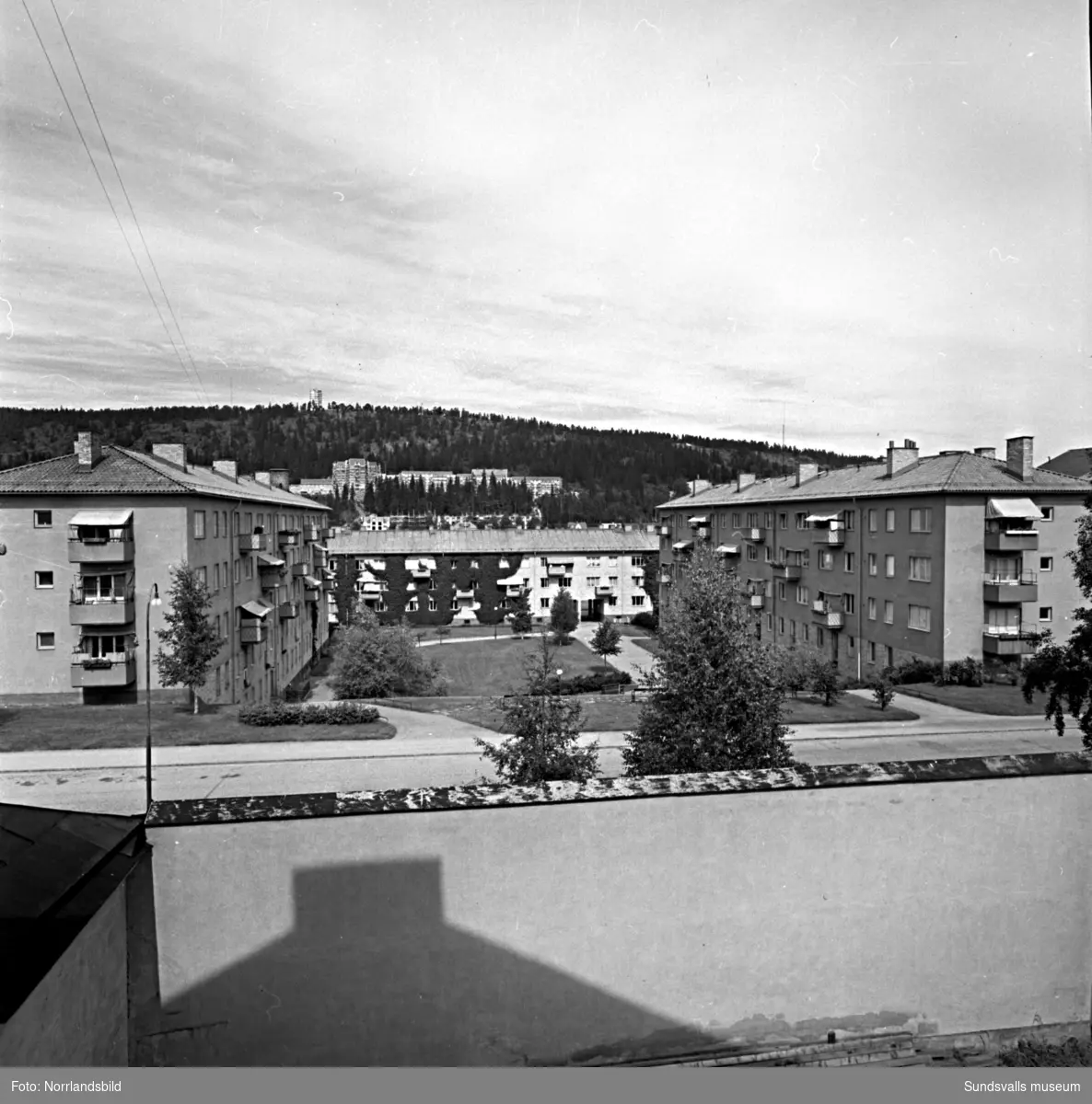 Flerfamiljshus på Västermalm, fotograferat norrut från Kronohäktet som låg där Åkersviks skola numera (2015) ligger. I bakgrunden syns Norra berget.