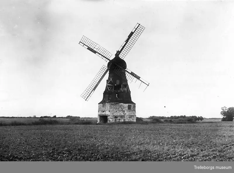 Stora Hammar Holländermöllan år 1957 byggdes 1868 av Per Andersson Stora Hammar hänvisning till boken Möllorna i Trelleborg och Skytts härad av Otto Andersson.