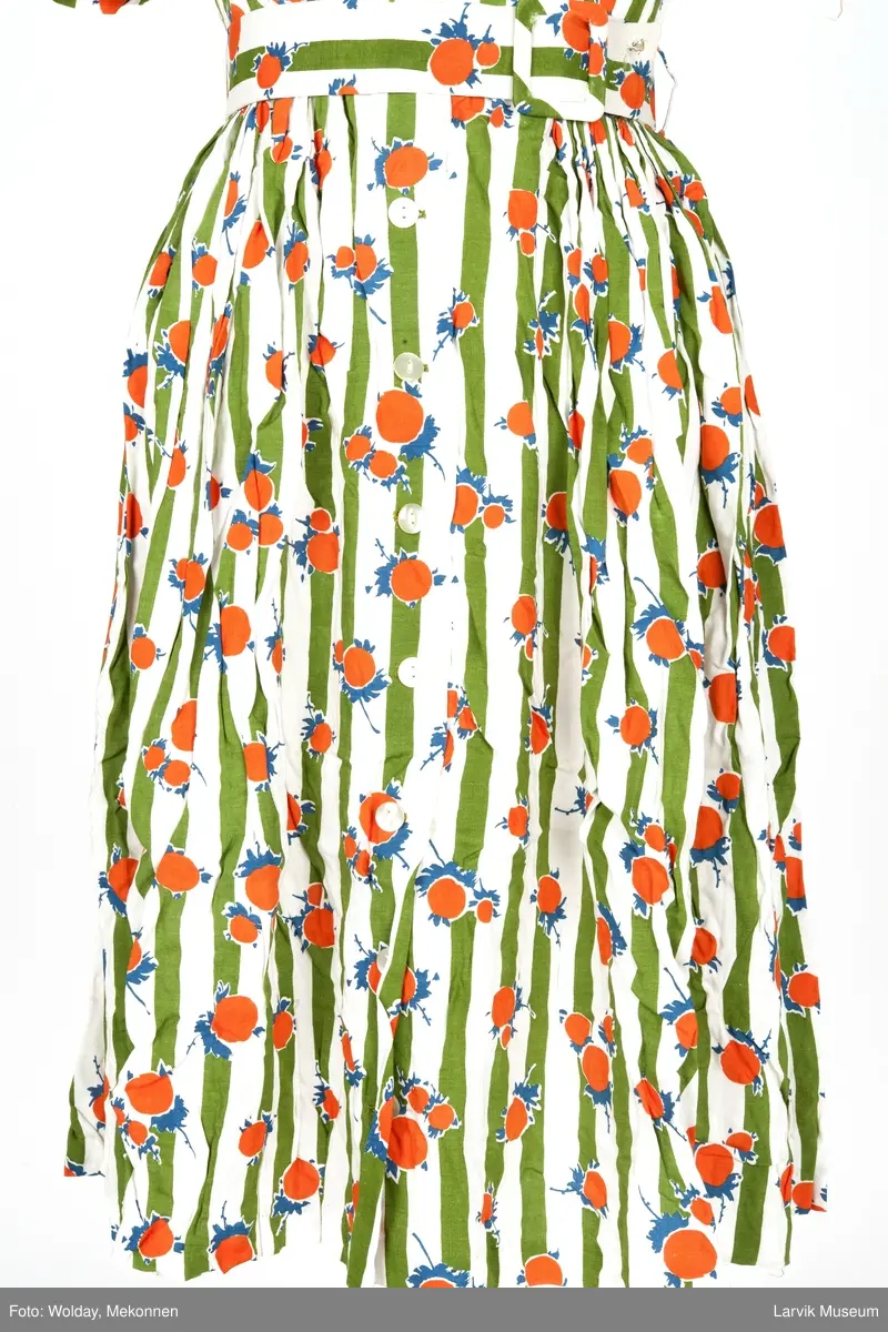 Trykket motiv med grønne striper og oransje "frukter" med blå blad og stilk