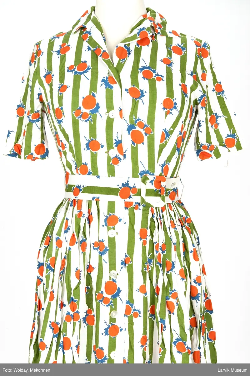 Trykket motiv med grønne striper og oransje "frukter" med blå blad og stilk