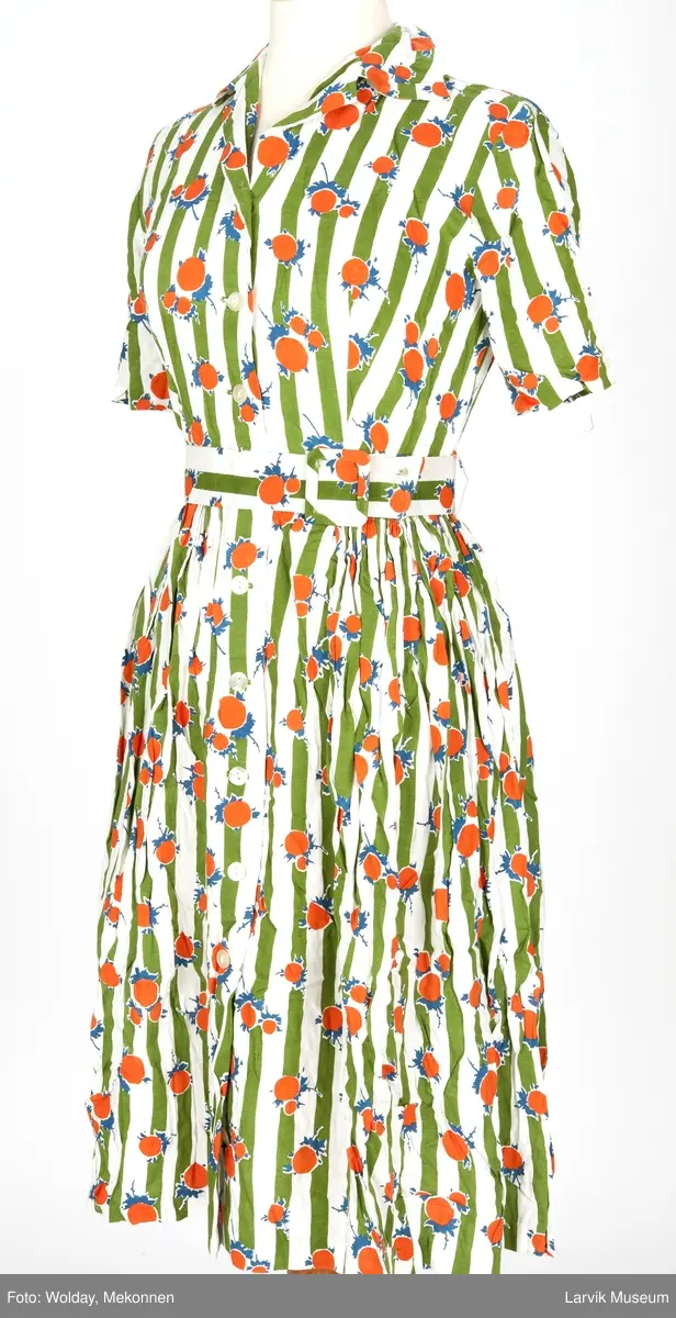 Trykket motiv med grønne striper og oransje "frukter" med blå blad og stilk