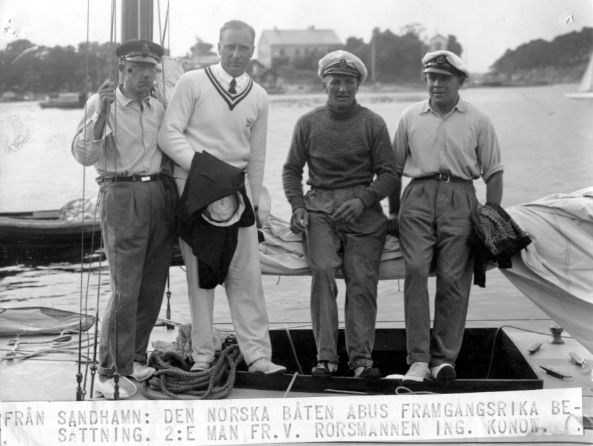 "Från Sandhamn: Den norska båten Abus framgångsrika besättning. 2:e man fr. v. rorsmannen ing. Konow.