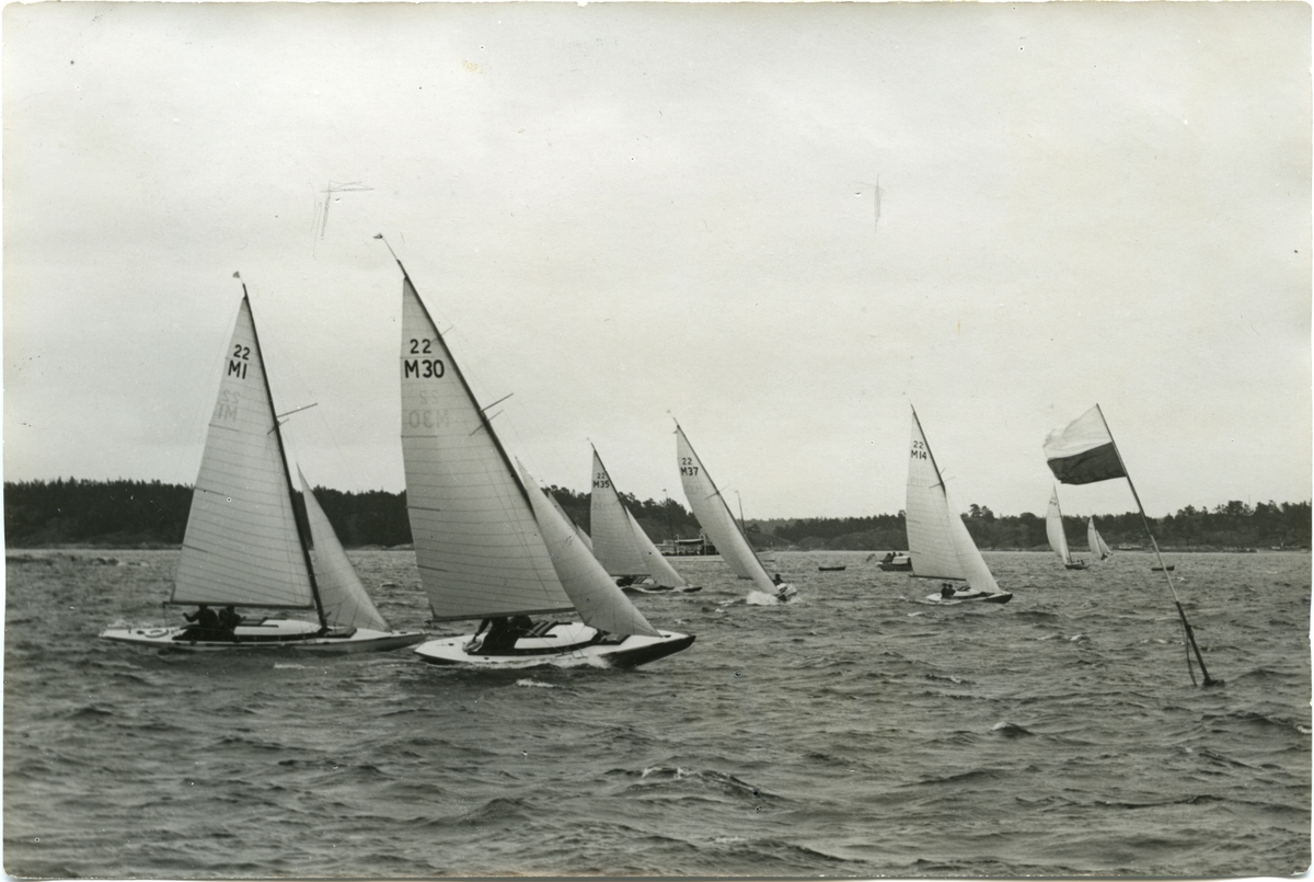 KSSS juniregatta 1932. I förgrunden Mälar 22:orna EMETT och SATIR.
