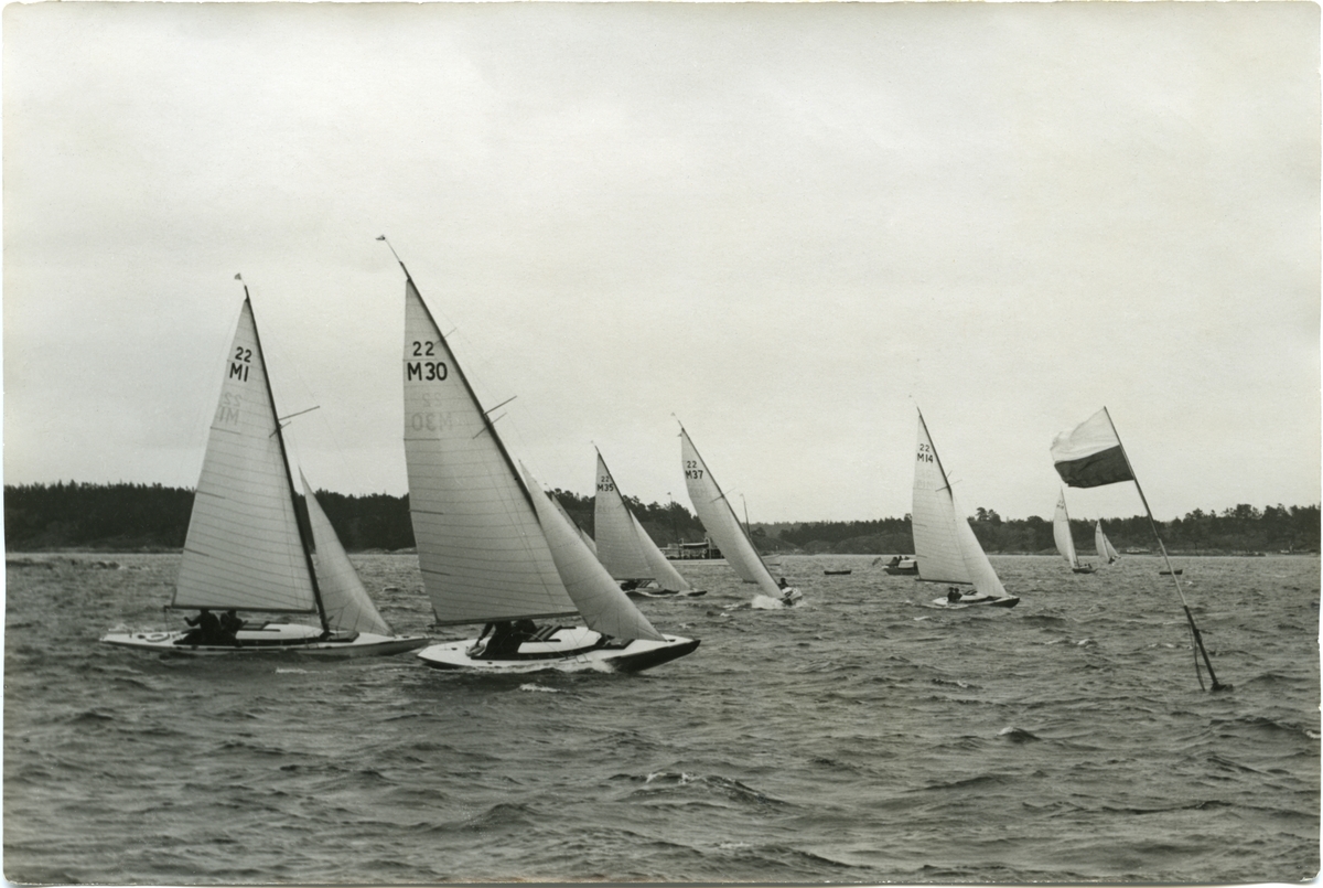 KSSS juniregatta 1932. I förgrunden Mälar 22:orna EMETT och SATIR.