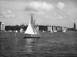 "Skolungdomens seglingar på Riddarfjärden" "Segraren i först