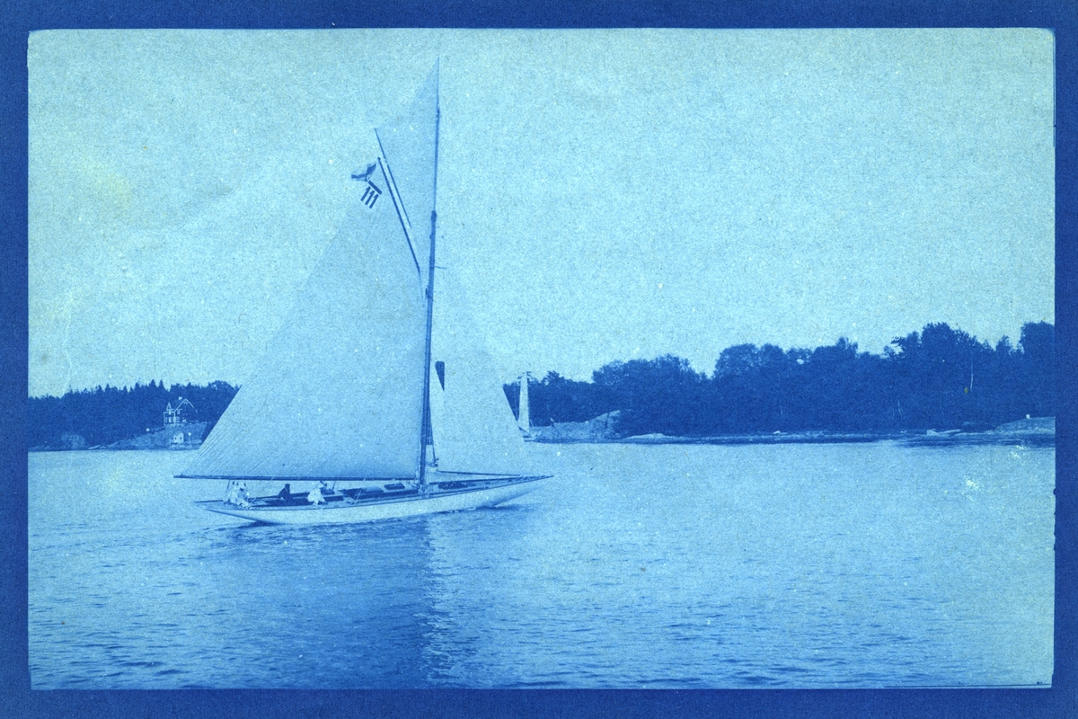 10 meters jakten NINA. Denna bild är tagen antingen under de olympiska seglingarna utanför Nynäshamn i juli 1912 eller under de internationella kappseglingar utanför Sandhamn som KSSS arrangerade i direkt anslutning till OS-seglingarna.