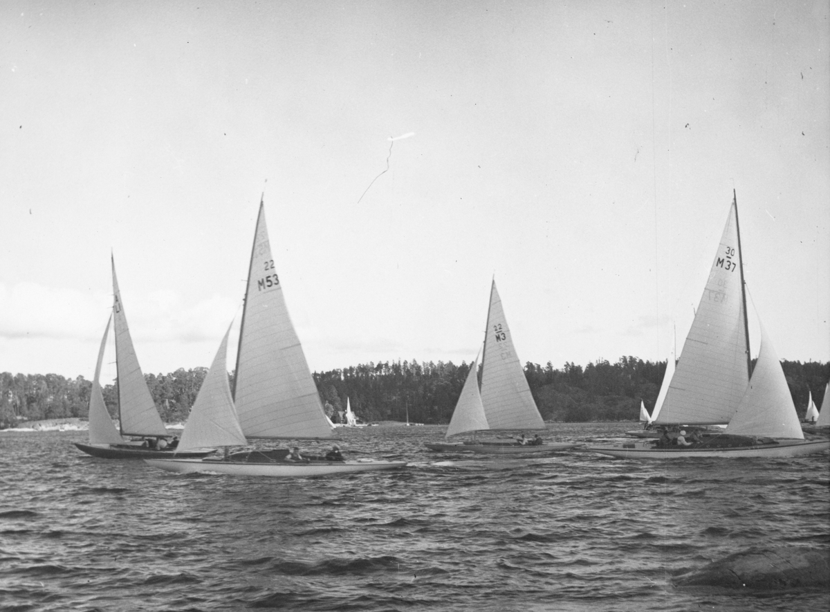 Mälar 22/30:or fotograferade under KSSS poängseglingar hösten 1943.