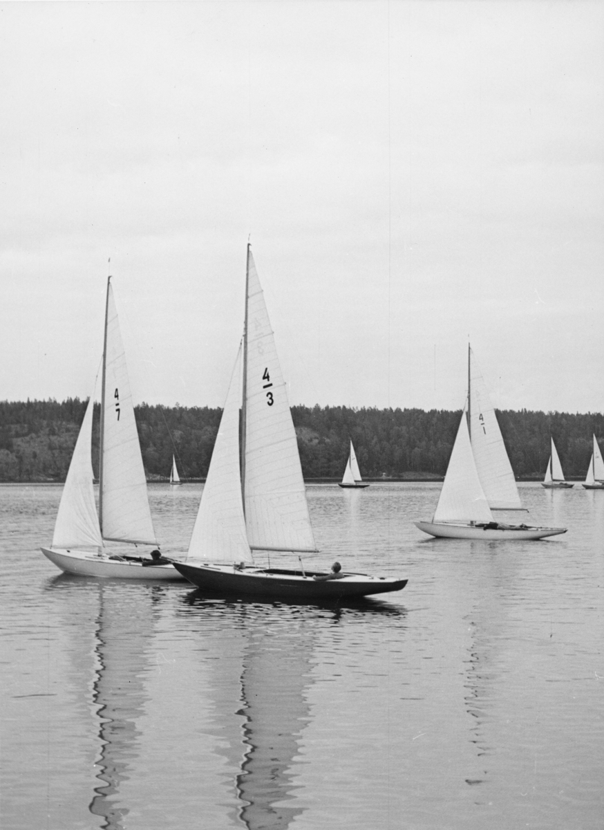 Bl a 4-metersjakten SKUM under KSSS poängseglingar i Saltsjöbaden hösten 1943.