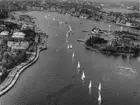 Från Nyländska Jaktklubbens jubileumsregatta 1961: KSSS-eskadern på väg in mot Helsingfors. NJK:s klubbhus på Blekholmen i ö h bildfält.