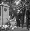 Från 11 juli 1944 vid avtäckningen av minnesstenen över professor Karl Ljungberg på årsdagen av dennes död. Amiral Otto Lybeck med professorskan Emma Ljungberg och fröken Inga Ljungberg.