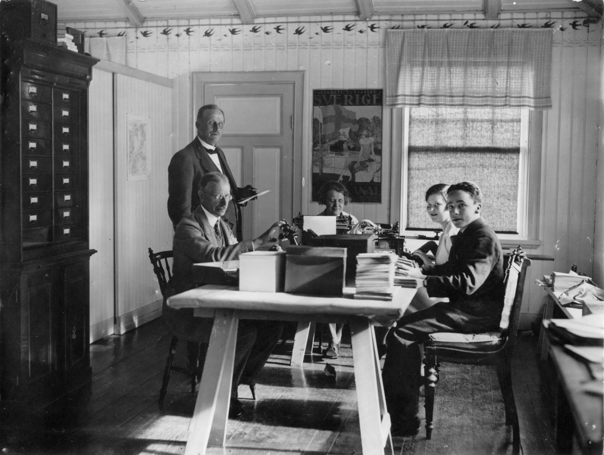 "K.S.S.S. expedition ombord i flytande klubbhuset vid Biskopsudden 1928 Stående, kamrer J.S. Hellström Sittande kamrer Fredr. Persson, fröken E. Zetterholm, fröken E. Sundberg och Sture Iggfors."