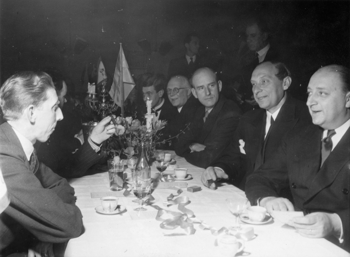 "Från höger 1 [tomt] 2 Gunnar Hagenius 3 [tomt] 4 Jac. M. Iversen"