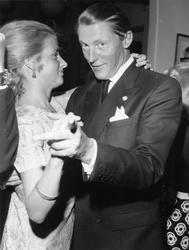 Claes Henrik Nordenskiöld och Marie Louise Schmidt under bal