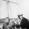 Sandhamnsregattan 1939, 6 augusti: finske seglaren Gunnar Grönblom tar emot pris av KSSS ordförande amiral Otto Lybeck. Grönblom avled hastigt följande dag.