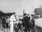 Från KSSS volontärkappsegling 27 juli 1913: prisutdelning på Bogesunds brygga.