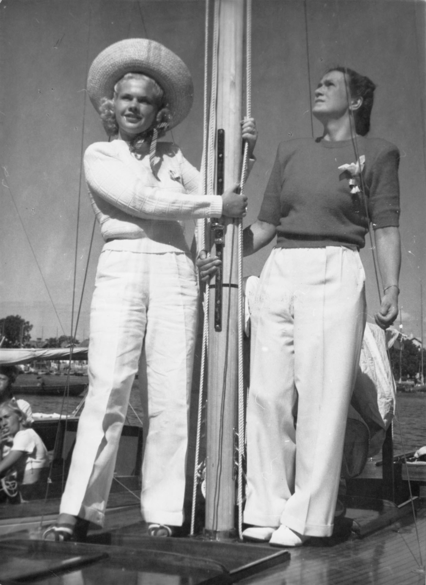 "Stockholm den 29 juli. Sandhamnsregattan. Två kuttersmycken: Fr.v. Fru Dagmar Detthoff och fru E. Frunk.