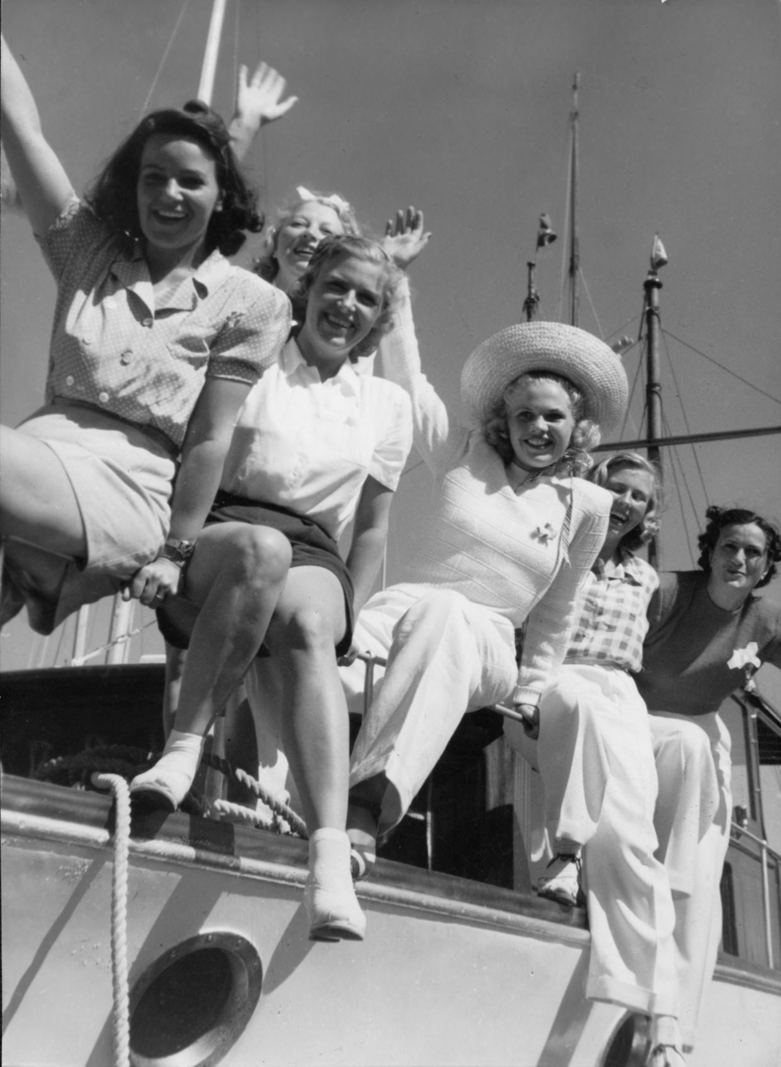 "Stockholm den 30-7. Sandhamnsregattan. En bukett kuttersmycken. Fr.v: Alice Greisz, Aina Bährne, Dagmar Detthoff, Bibbi Berg och E. Frunk."