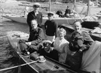 Sommaren 1945 besöktes KSSS av ett antal officerare från engelska flottan, armén och flygvapnet i Kiel och Hamburg, som deltog i seglingar i 5m- och starbåtsklassen. Se KSSS årsbok 1946 s 100 f (fotografiet återgivet på s 100). På bilden ses fr v t h Captain Denham, Lieutenant Commander J. Ch. Grattan, Lieutenant Commander Wicks, Harry Nyström med hustru Märtha (f. Svensson) samt Commander Hopkinson, den brittiske lagledaren. Harry Nyström var ägare till 5m-jakten 5-S77 SJUTJUSA, som gästerna fick låna.