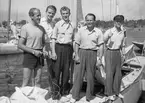 Den segrande besättningen på 6-S62 TRICKSON VI vid seglingarna om Scandinavian Gold Cup 1950, Sandhamn 20 juli. Fr v t h Sven Rinman, Jan Georgii, Gunnar Rydholm, Lars Lundström och Arvid Laurin. Fotografiet återgivet i KSSS årsbok 1951 s 87 samt i Till Rors årg. XVI (1950) nr 16 s 14.