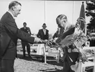 Efter seglingarna om Entonnarpokalen i Sandhamn 1950. Sven Salén mottager pokalen av KSSSs vice ordförande Bertil Sterner sedan han med MAY BE VI vunnit den avslutande seglingen 4 augusti. Fotografiet återgivet i KSSS årsbok 1951 s 99.