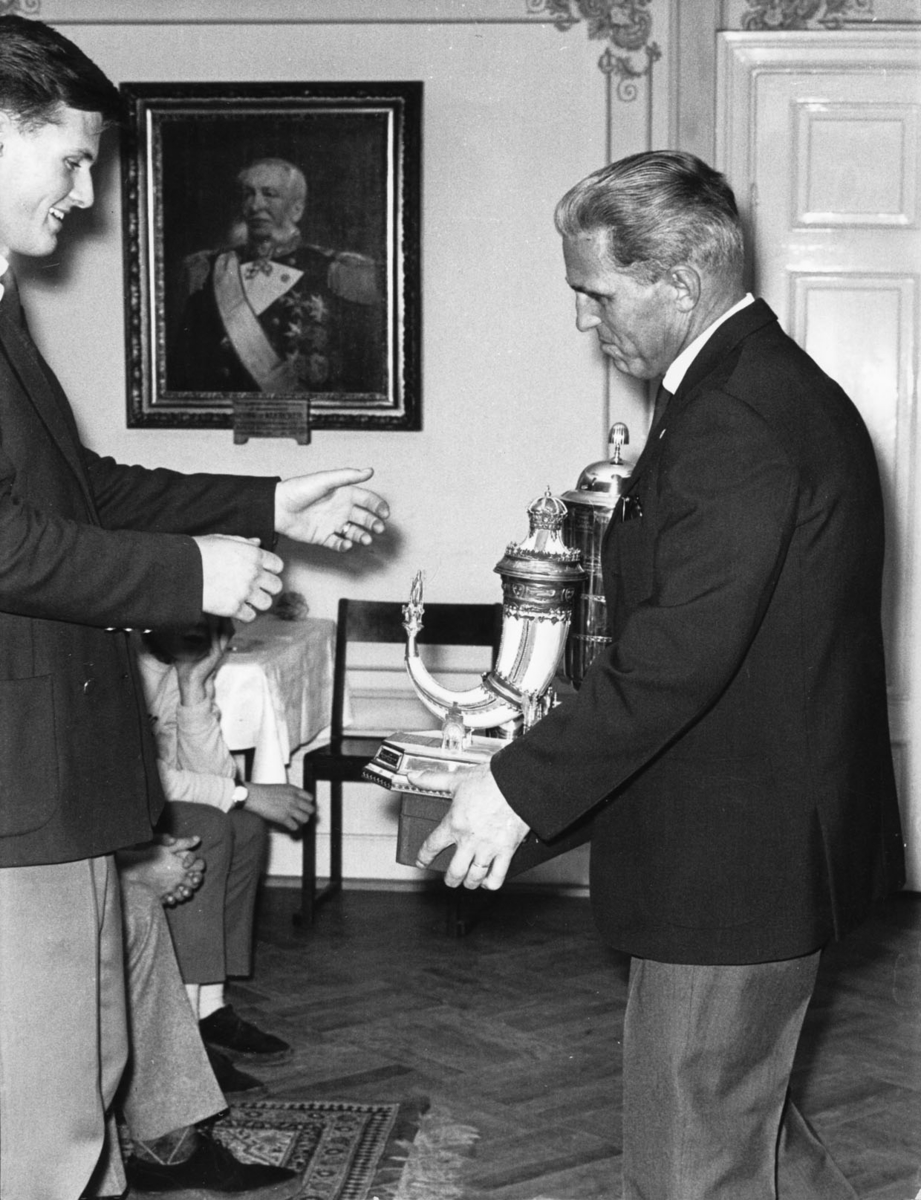 H. m. Oscar II:S jubileumspokal delas ut efter 5.5 meters segling.
Oidentifierade personer.