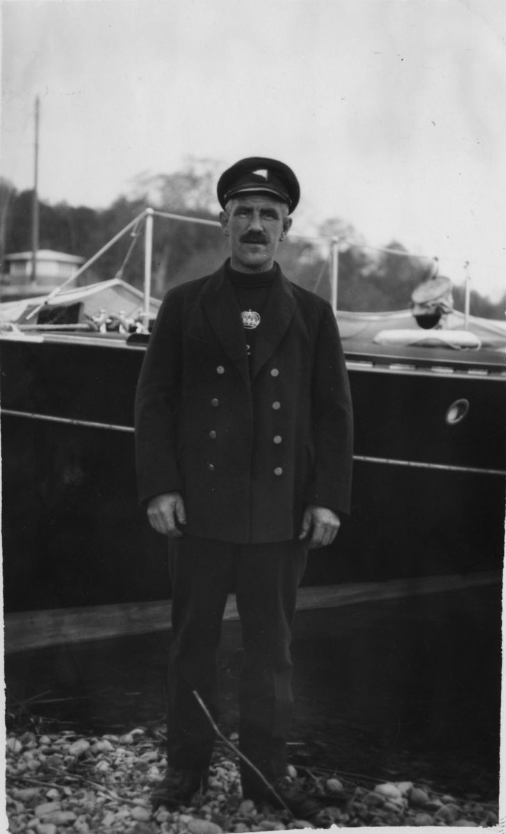 Bernhard Eklund, f. 1885, var klubbvakt vid KSSS klubbhus i Österskär 1920-1935.