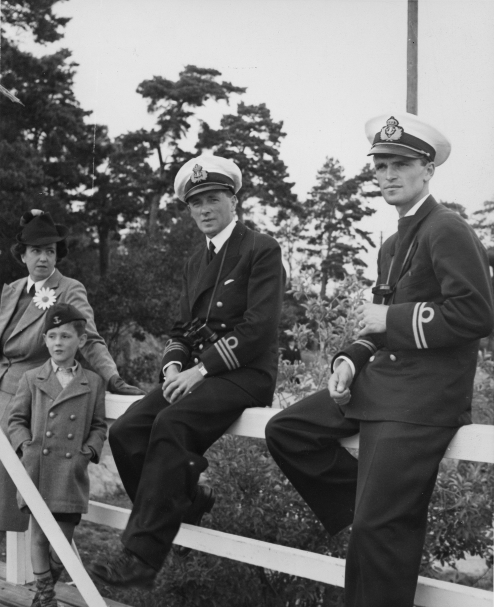 "Kapten, antagligen [struket] Krusell med familj. Löjtnanten är Agne Christenson [sic] senare Kommendörkapten och Isbrytardirektör, Sjöfartsverket, under ~1970-80 talet."