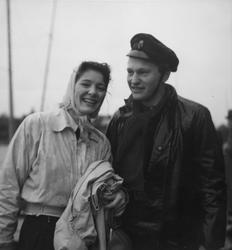 "Nyförlovade seglarparet Karl Salén - fröken Bodil Renner"