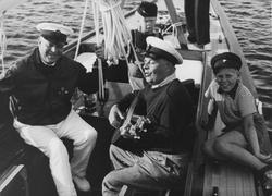 Evert Taube med luta sittande i R10:an Westa II.