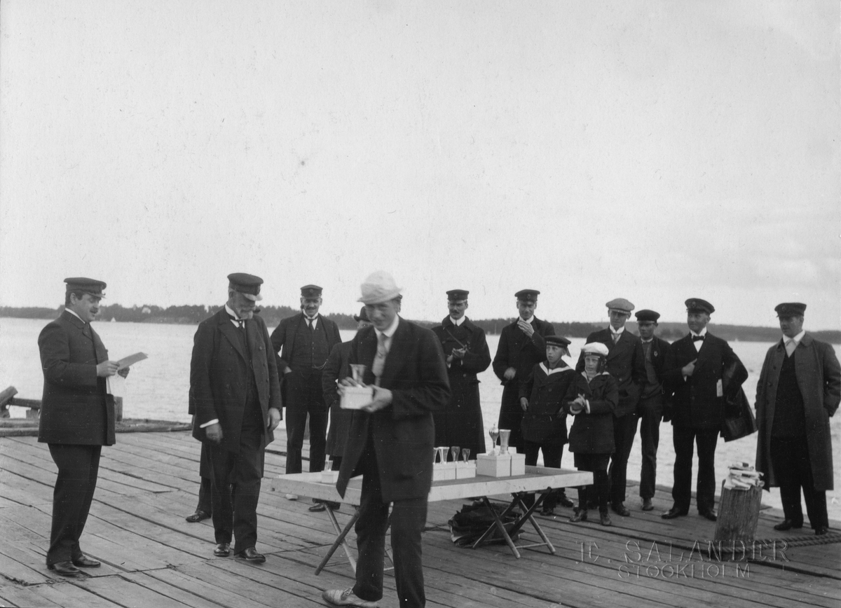 Från KSSS volontärseglingar utanför Bogesund 20 juni 1915: prisutdelning på Bogesunds brygga.