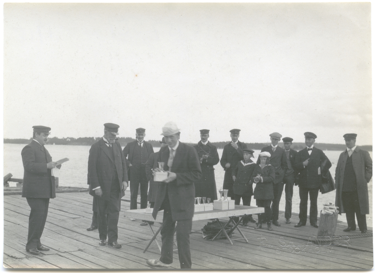 Från KSSS volontärseglingar utanför Bogesund 20 juni 1915: prisutdelning på Bogesunds brygga.