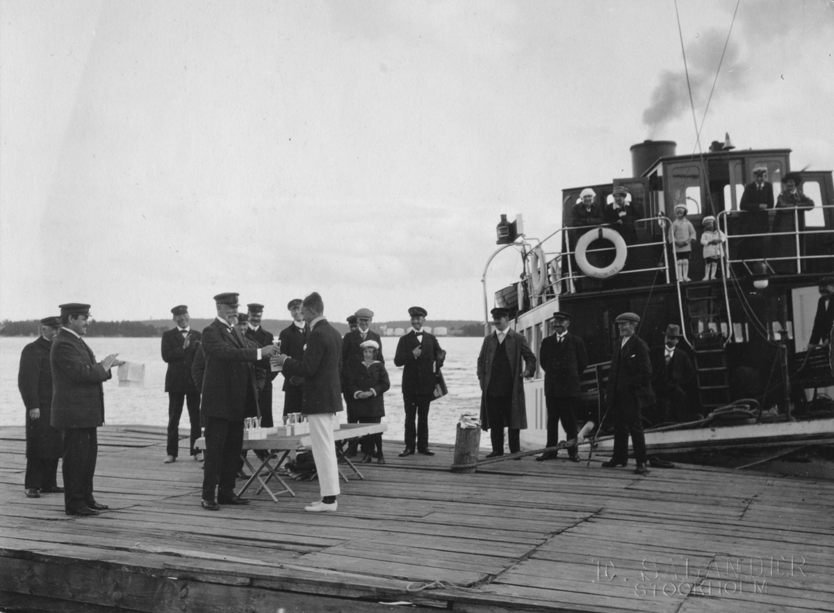 Från KSSS volontärseglingar 20 juni 1915: prisutdelning på Bogesunds brygga.