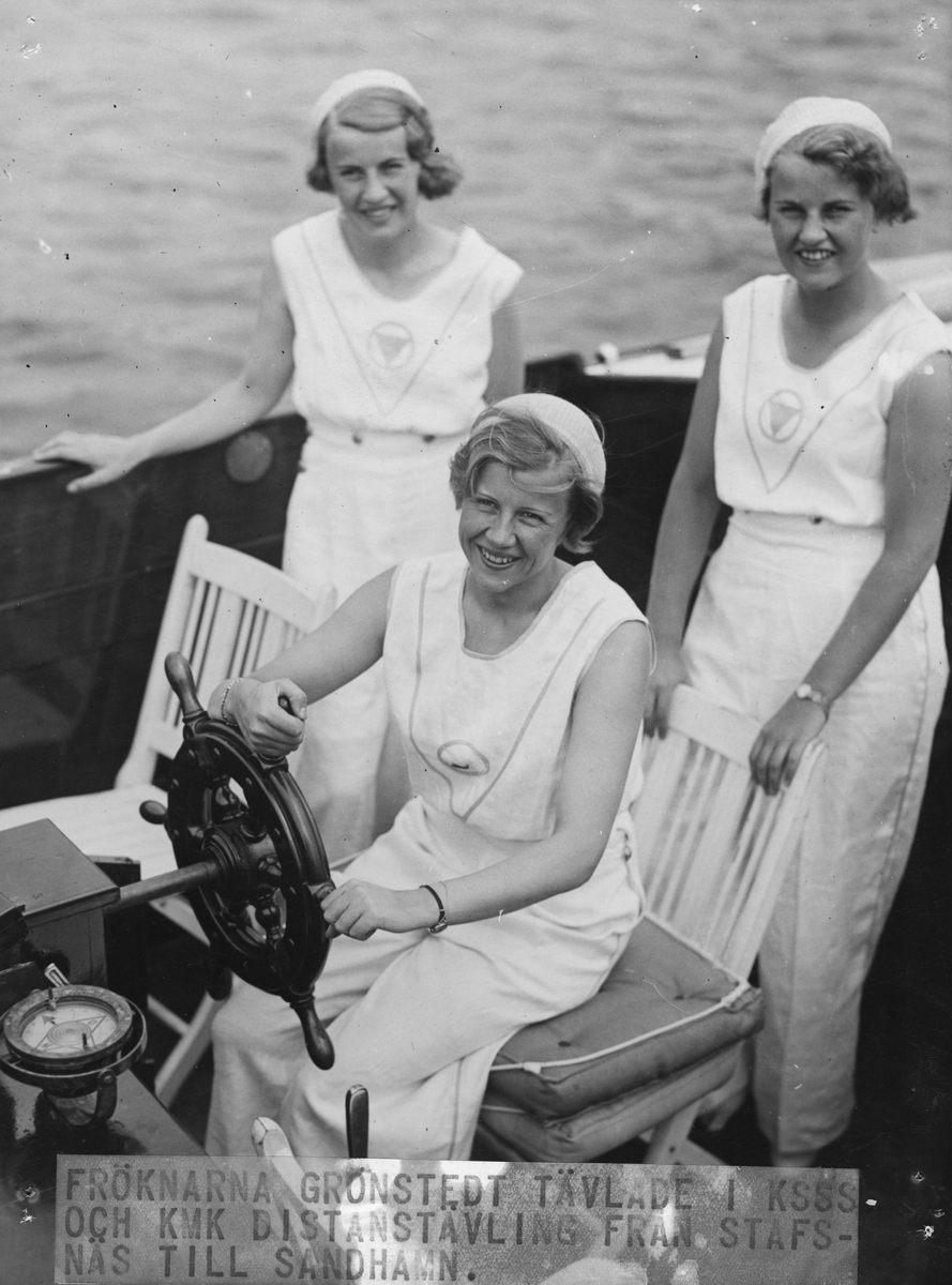 Från KSSS och KMK:s dagdistanstävling för motorbåtar Stavsnäs-Sandhamn 9 juli 1932: fröknarna Grönstedt i Karl Grönstedts motorjakt INGMAR.