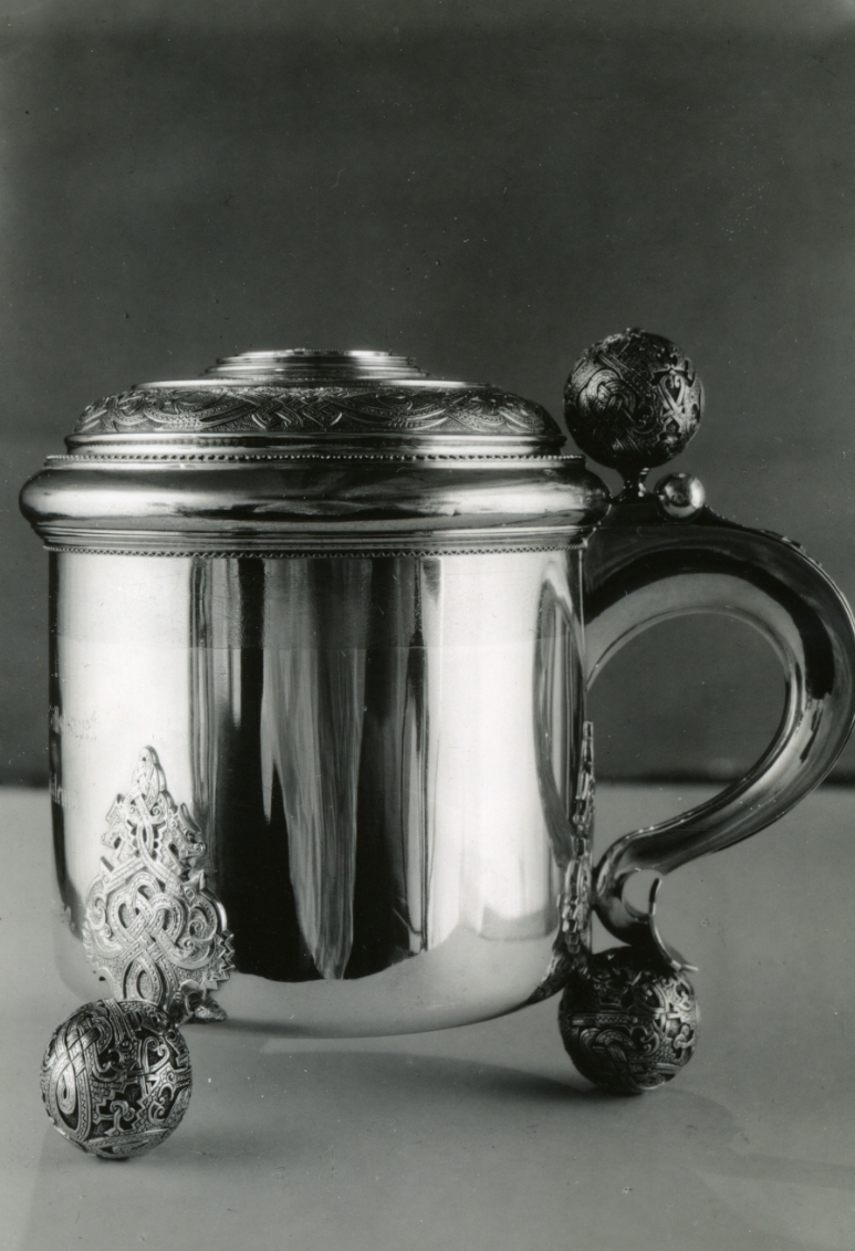 "Dryckeskanna överlämnad till Professor Karl Ljungberg på hans 70-årsdag den 22/11 1938."
"Kannan erövrad av kuttern 'Marie Louise' vid KSSS 50-årsjubileum."