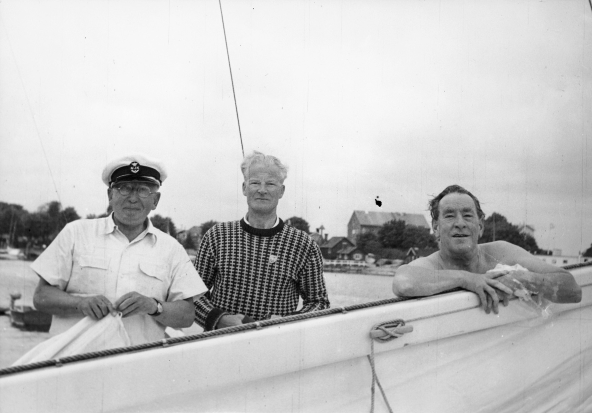 Besättningen på 6-L21 KLARA STJÄRNA under Sandhamnsregattan 1938. Fr v t h Georg "Malajen" Sohlberg, Rolf Gullichsen och Harald "Flaxen" Zetterström" (namnuppgifterna från Liewendahl m.fl.: Sexornas Jakt, Helsingfors 1992, s 96).