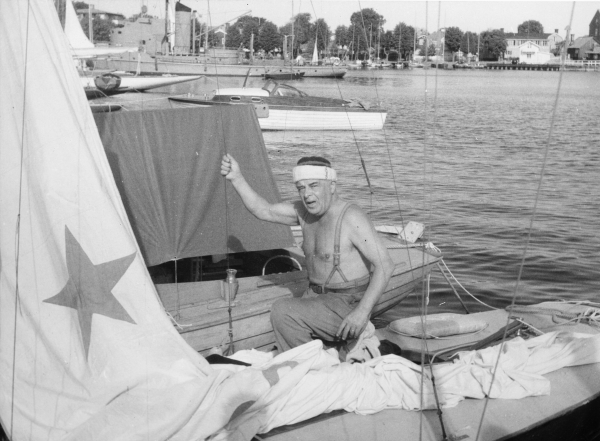 Evert Taube i segelbåt.