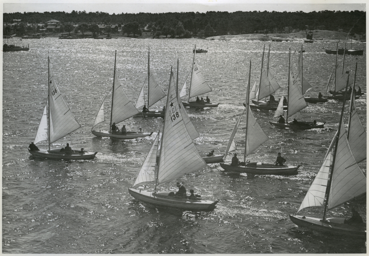 Från Juniorernas Skärgårdsvecka juli 1947, stjärnbåtar på Rödkobbsfjärden 28 juli. Båten i mitten i förgrunden är Jacob Wallenbergs stjärnbåt 138, som i seglingsprotokollen saknar namn, den seglades de aktuella dagarna av Carl Frostell. I täten t v ses 136 DARLING, längst upp i mitten 133 DIGGI-DUFF (äv. DICKI-DUFF och DICKYDUFF), bland båtarna längst upp t h skymtar 271 AMIGO och 237 TESSY.